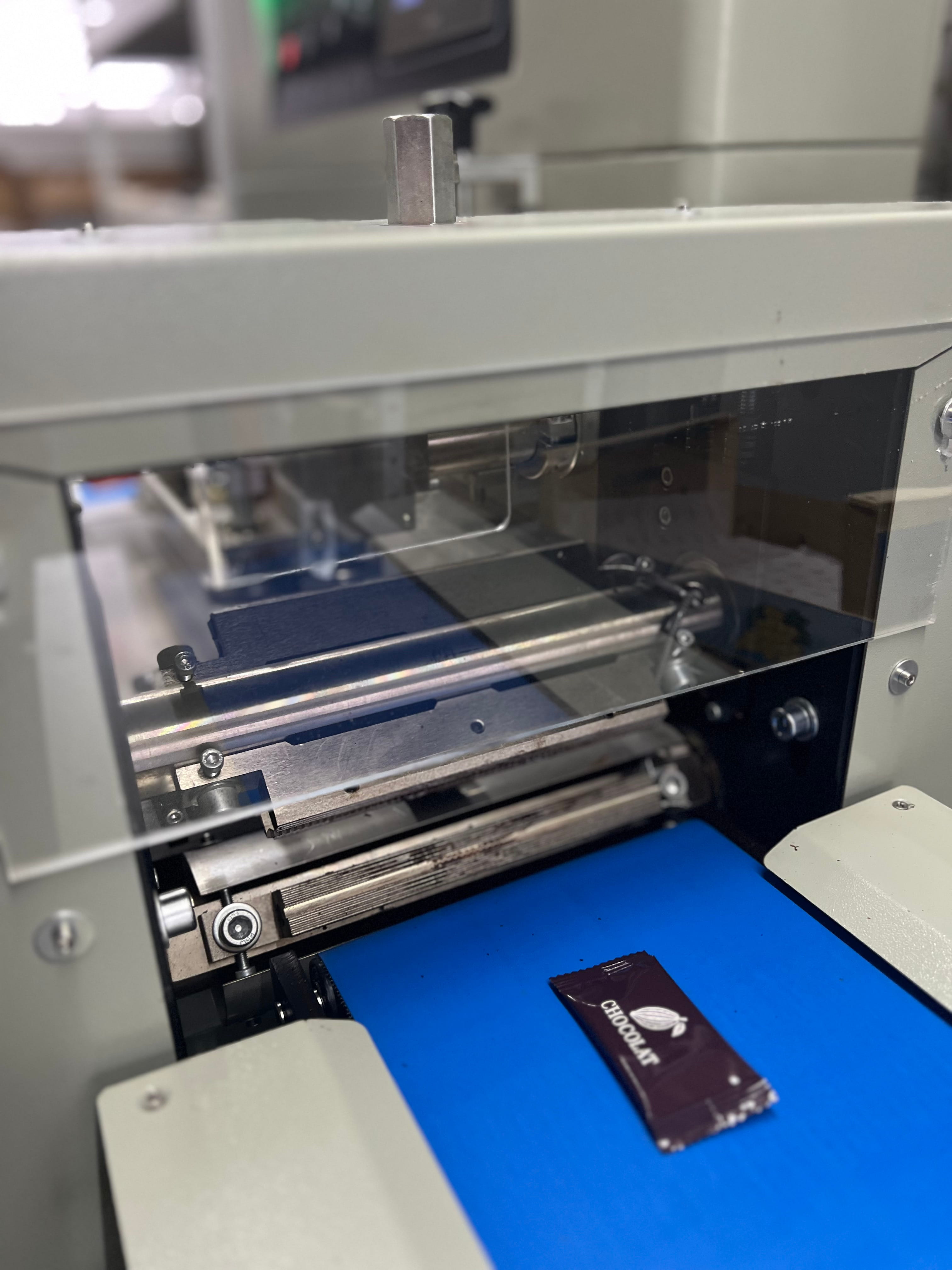 Chocolat emballé sur tapis de machine