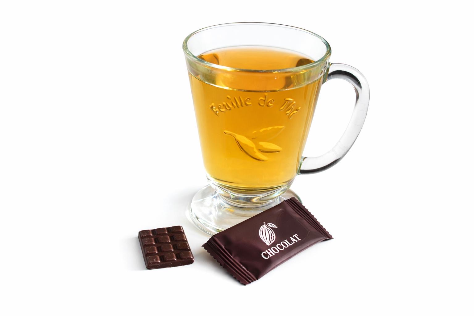 Tasse de thé avec chocolat et tablette